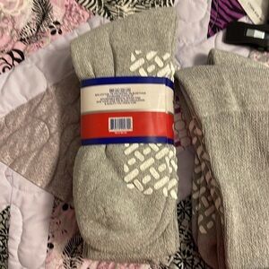 New WT MENS 13-15 ( shoe 9-15) DIABETIC CREW SOCKS . Non skid sole 5 pairs gray